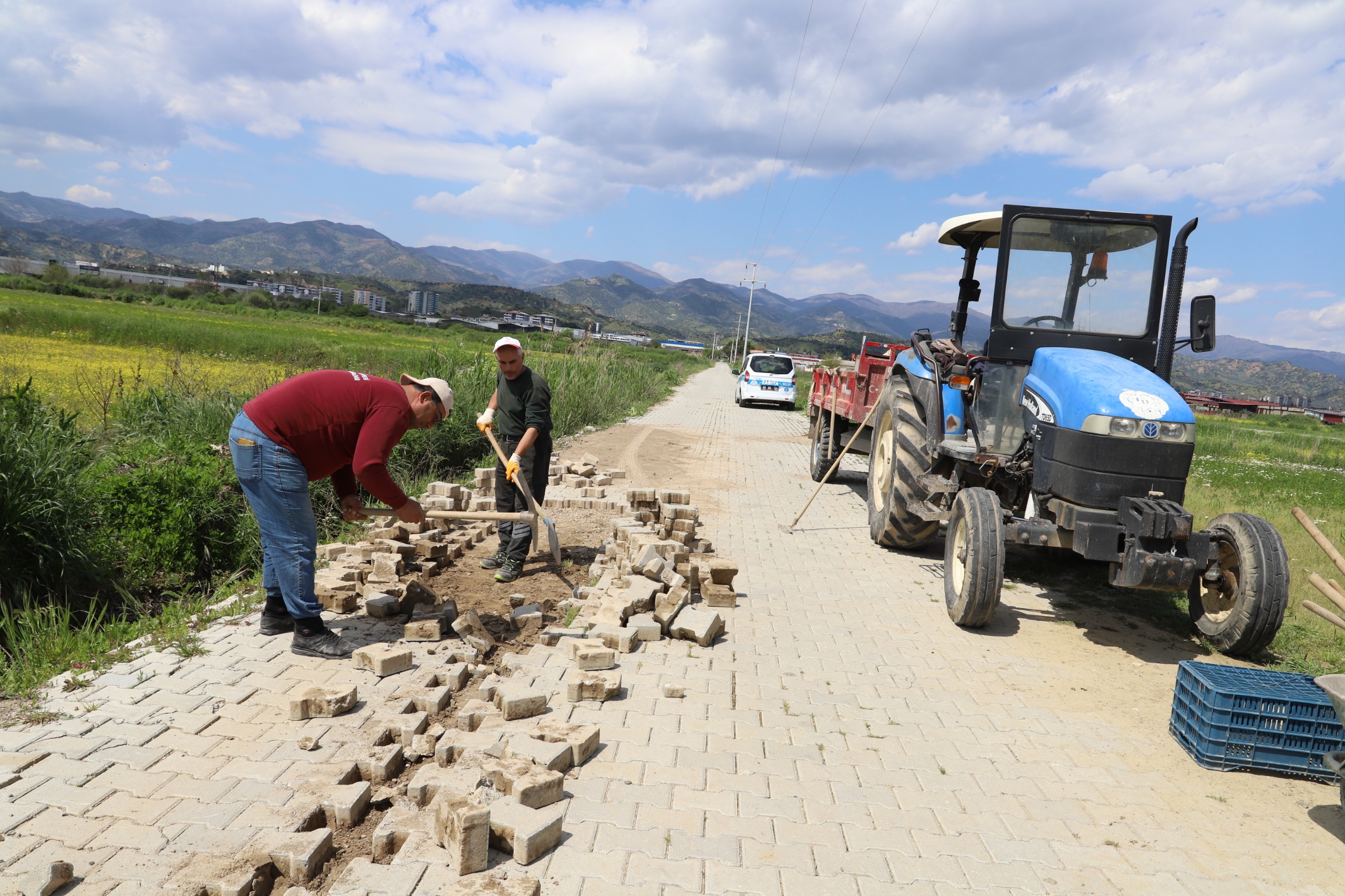 NAZİLLİ’DE YOL SEFERBERLİĞİ SÜRÜYOR